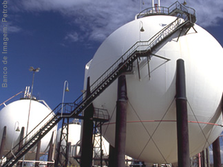 Petrobras assina acordo para inserir microempresas na cadeia do petróleo  