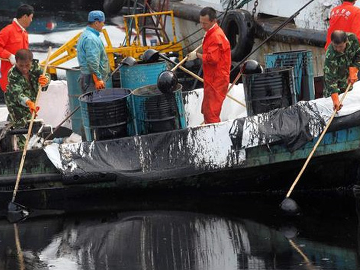 Acidente na China despeja 1,5 mil toneladas de óleo no mar