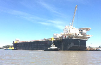 Casco do FPSO P-68 deixa o Porto do Rio Grande