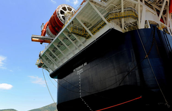 Casco da plataforma P-66 chega a Angra dos Reis