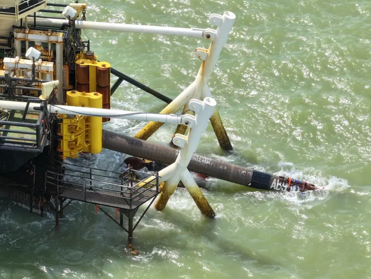 A Equinor, empresa global de energia presente no Brasil há mais de 20 anos, concluiu a instalação do trecho de 15 km de águas rasas do Gasoduto Raia. A estrutura de 200 quilômetros vai conectar o FPSO Raia à malha de transporte de gás próxima à Cabiúnas, Macaé.