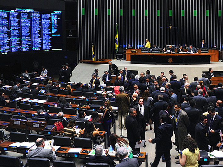 Câmara aprova texto-base da MP que reduz taxa de luz