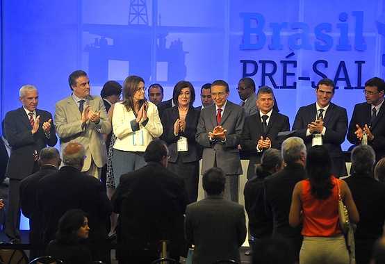 Consórcio formado por Petrobras, Shell, Total, CNPC e CNOOC arrematam Libra Consórcio formado por Petrobras, Shell, Total, CNPC e CNOOC arrematam Libra