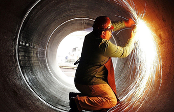Produção industrial recua 0,8% de dezembro para janeiro