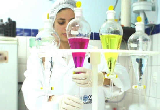 Anuário da Indústria Química Brasileira traz os dados de desempenho econômico do setor Anuário da Indústria Química Brasileira traz os dados de desempenho econômico do setor