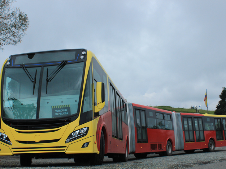 Scania apresenta primeiro ônibus biarticulado movido a gás natural