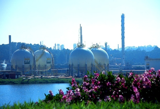 Refinarias da Petrobras tem aumento de rentabilidade através da criação de programas de eficiência operacional Refinarias da Petrobras tem aumento de rentabilidade através da criação de programas de eficiência operacional
