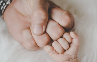 Justiça garante salário-maternidade ao pai após morte da mãe