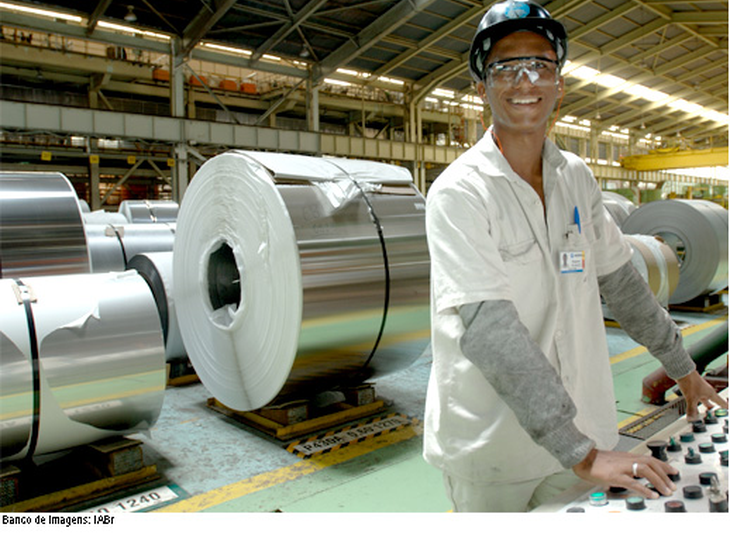 Produção de aço bruto cresce mais de 10% em abril