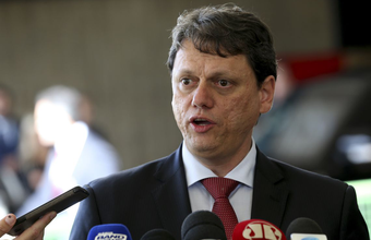 Apesar da pandemia, Brasil manteve logística de abastecimento, diz Tarcísio Freitas