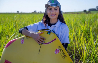 Primeira mulher do agronegócio a obter licença da ANAC para pilotar VANTs é da Atvos