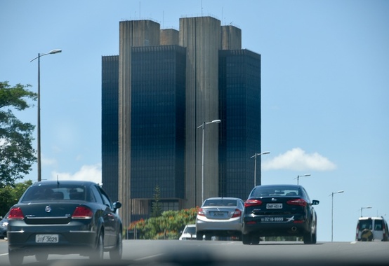 Mercado projeta queda da economia em 3,2% e inflação em 7,31% este ano Mercado projeta queda da economia em 3,2% e inflação em 7,31% este ano