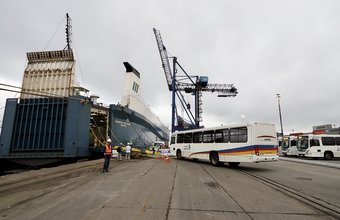 Porto de Paranaguá embarca 110 ônibus para o Congo