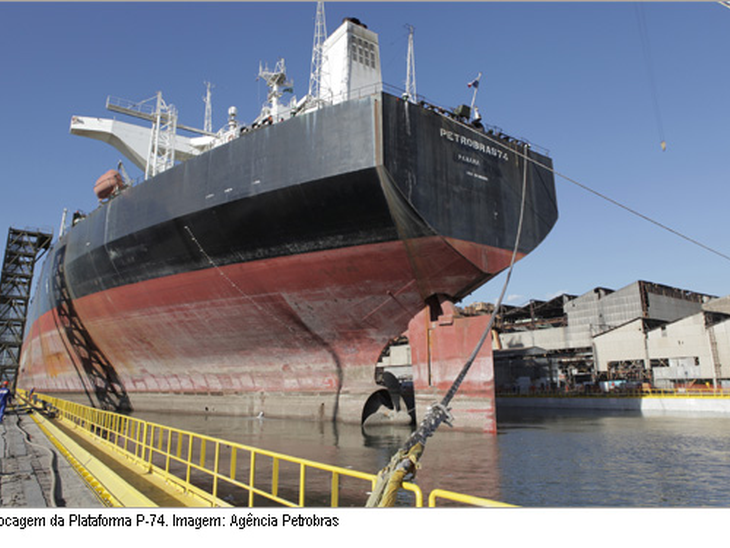 Casco da P-74 realiza primeira manobra para conversão
