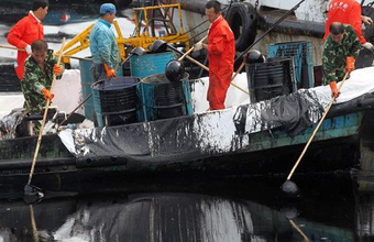 Acidente na China despeja 1,5 mil toneladas de óleo no mar