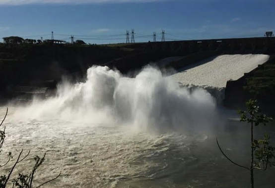 Usina de Itaipu voltou a verter no feriado de ontem, quase uma Cataratas Usina de Itaipu voltou a verter no feriado de ontem, quase uma Cataratas