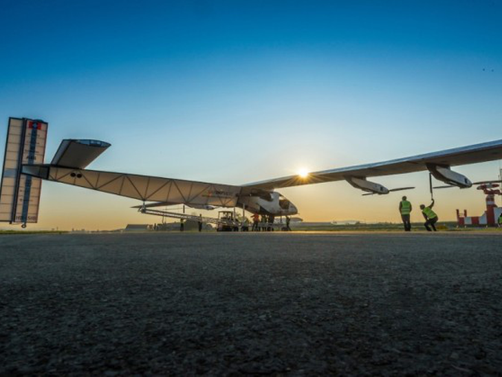 Avião movido à luz solar dará volta ao mundo