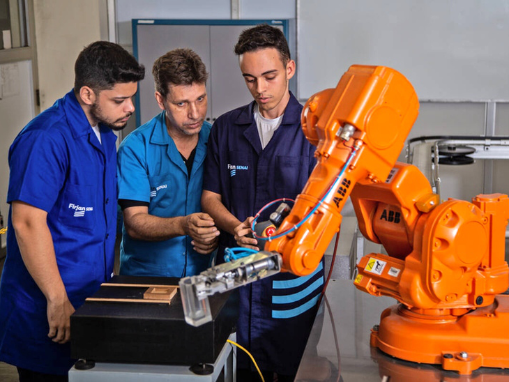 Os cursos incluem áreas de alta empregabilidade e das mais distintas, como Instalador de Sistemas Fotovoltaicos, Eletricista de Automóveis, Programador, entre outros.