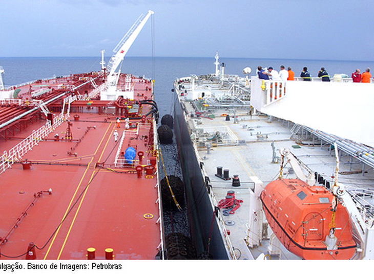 Ibama regulamenta transferência de petróleo entre embarcações