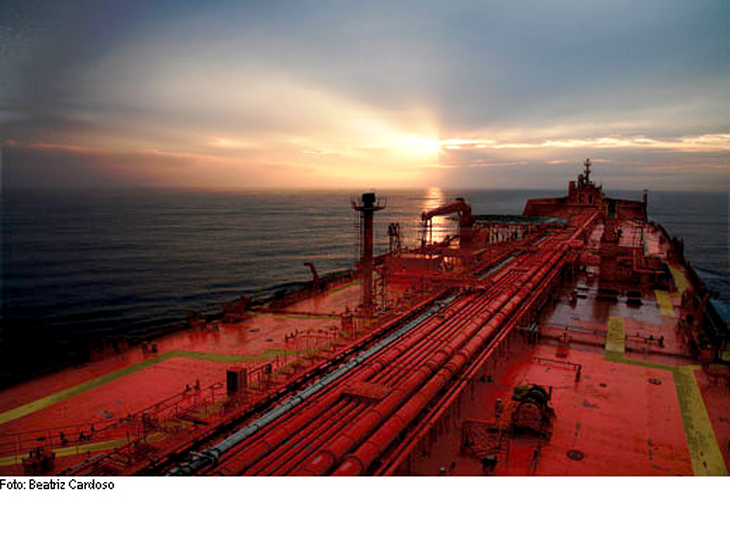 Petrobras realiza primeira operação de abastecimento de navio por outro navio