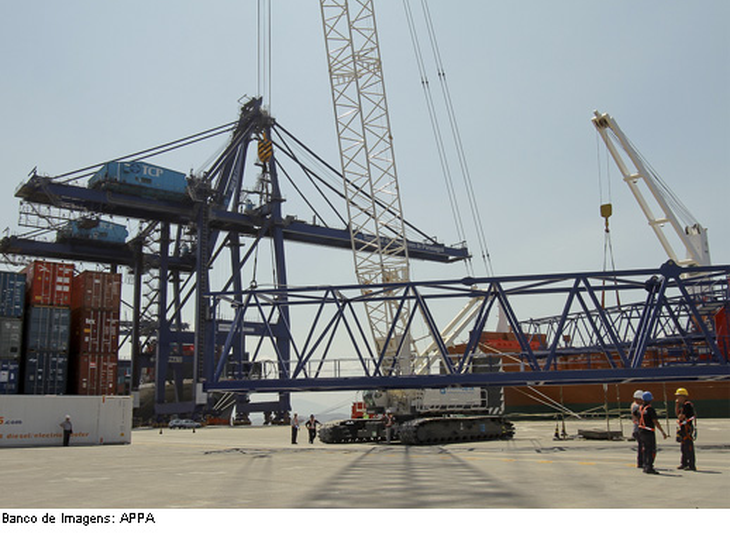 Porto de Paranaguá recebe novos guindastes para contêineres