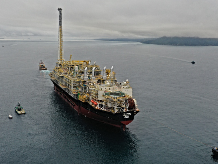 Navio-plataforma destinado ao pré-sal chega a estaleiro em Angra dos Reis para finalizar comissionamento