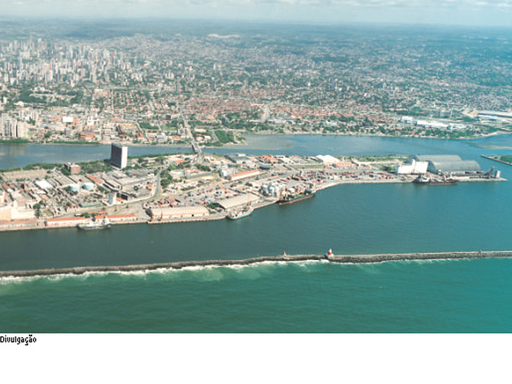 Porto do Recife retoma operação de contêineres