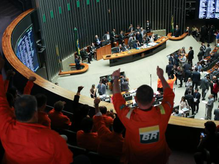 Obrigatoriedade da Petrobras na exploração do pré-sal é derrubada