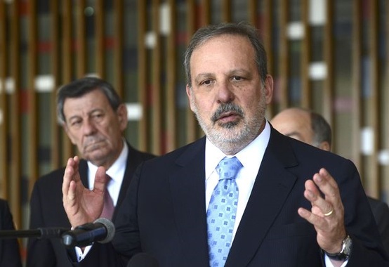 Ministro defende desoneração de insumos para a indústria brasileira Ministro defende desoneração de insumos para a indústria brasileira