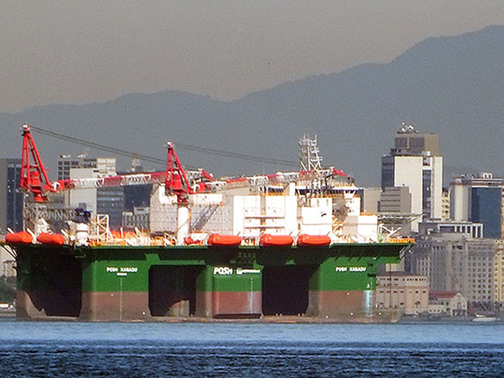 Plataforma semisubmersível POSH Xanadu chega à Baía de Guanabara