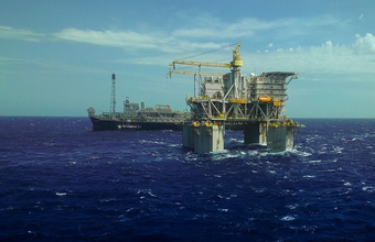 Plataforma P-61 é instalada no campo de Papa-Terra