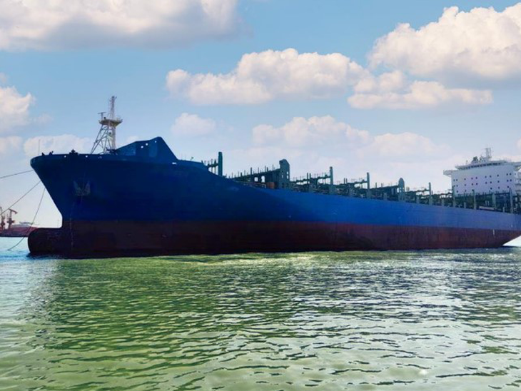 Log-In assina compra de dois navios porta-contêineres