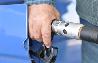 Gasolina em Alta: Como o Preço do Petróleo e do Dólar Influenciam os Reajustes no Brasil