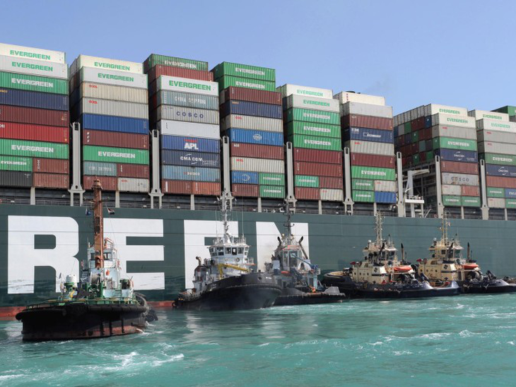 Remoção de porta-contêineres da margem pode liberar Canal de Suez