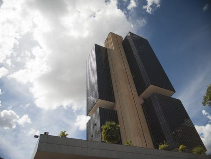 Copom reduz Selic para 2,25 a.a. e indica chance de novo corte