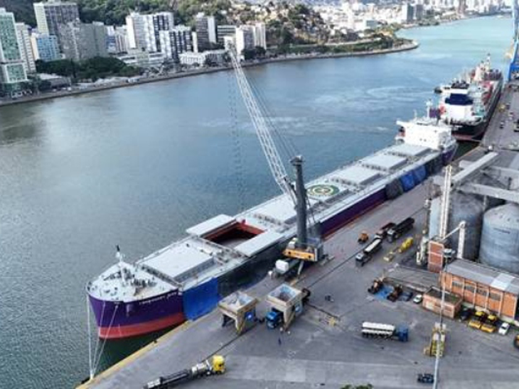 TVV realiza operação inédita com maior navio em capacidade a atracar no complexo portuário de Vitória