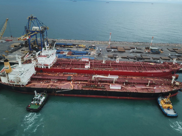 Porto do Pecém retoma operações de transbordo de combustível