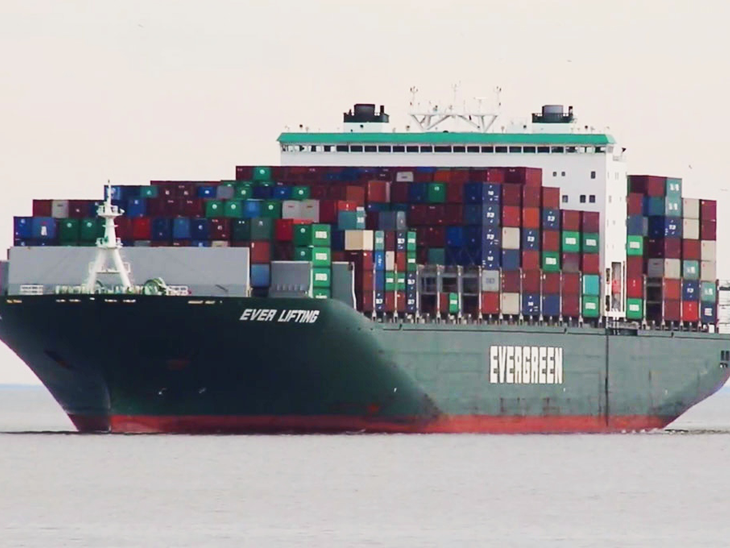 Navio conteineiro de 335 metros navega pelo Canal de Cotunduba em período noturno