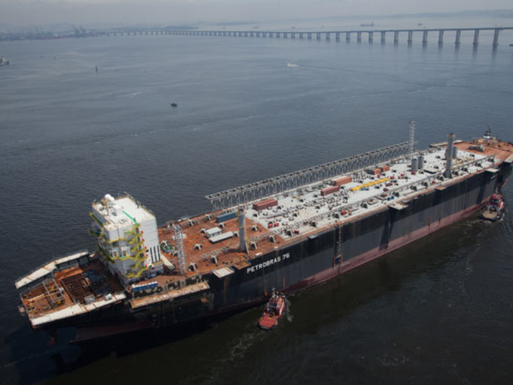 Casco da plataforma P-76 chega ao estaleiro Inhaúma